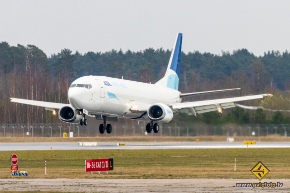 Boeing 737-49R(SF)
