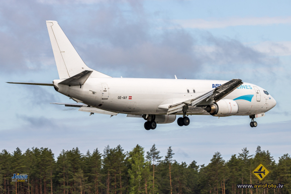 Boeing 737-4Q8(SF)