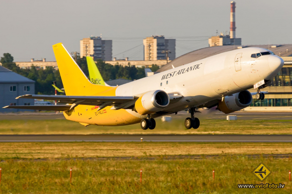 Boeing 737-4Q8(SF)