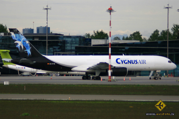 Boeing 757-256(PCF)