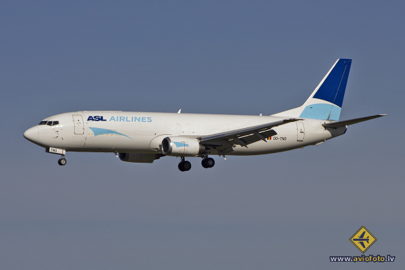 Boeing 737-49R(SF)