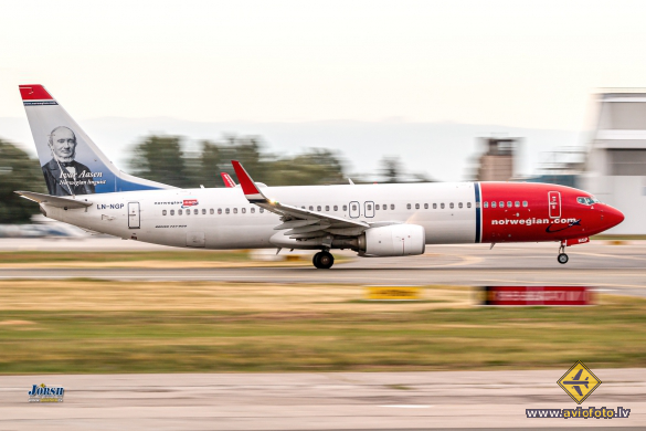 Boeing 737-8JP