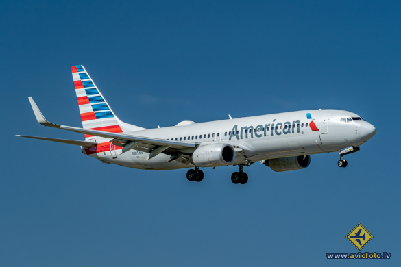 Boeing 737-823