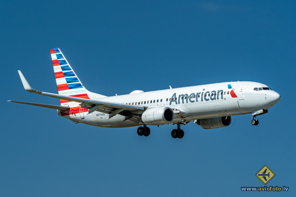 Boeing 737-823