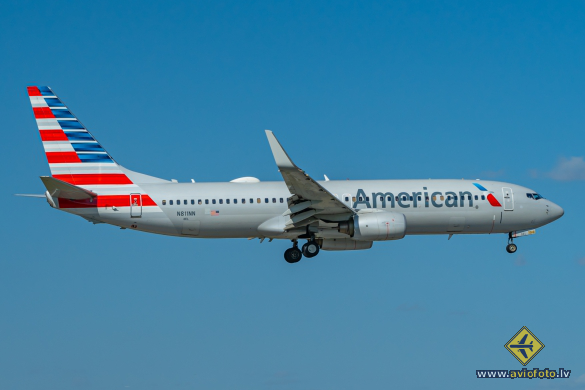 Boeing 737-823