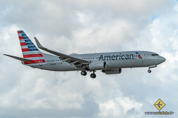 Boeing 737-823