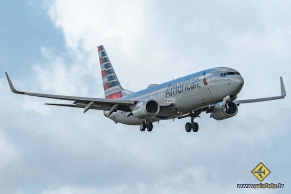 Boeing 737-823