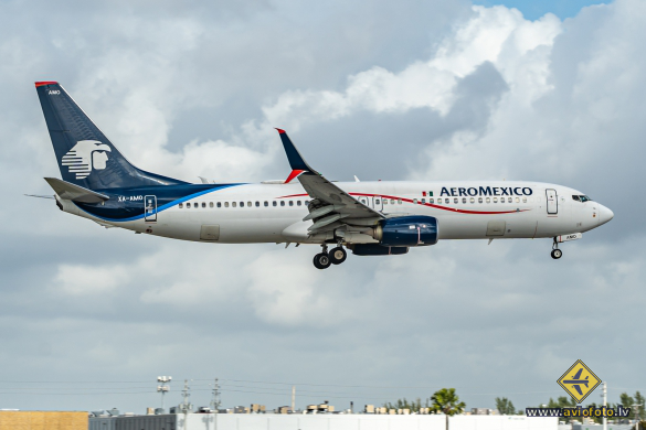 Boeing 737-852