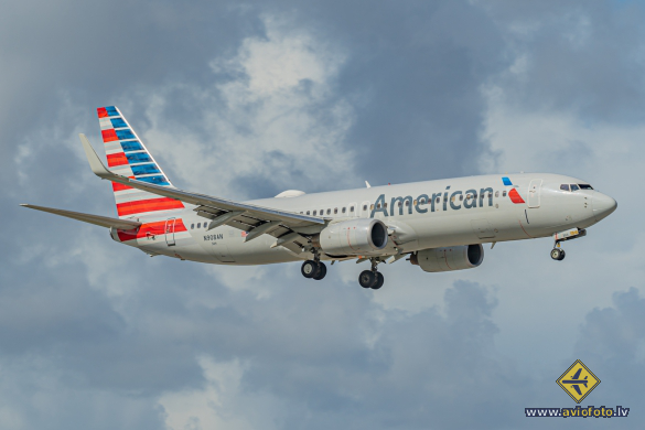 Boeing 737-823