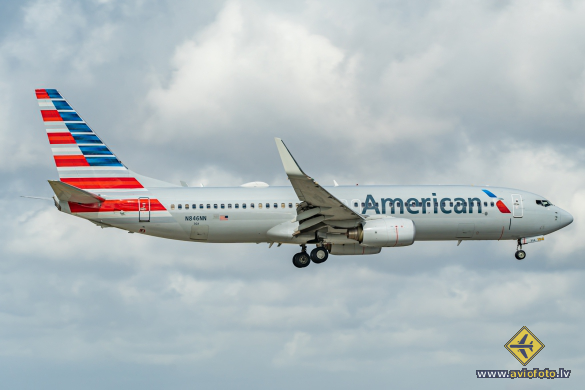 Boeing 737-823