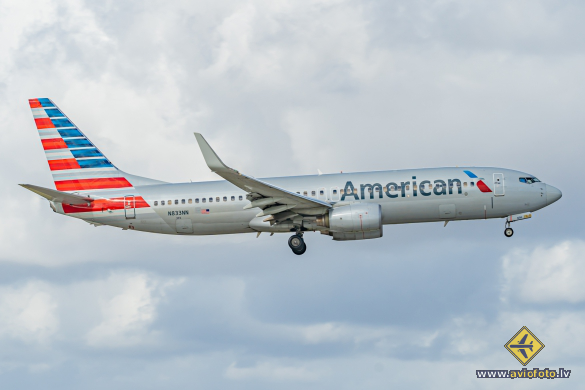Boeing 737-823