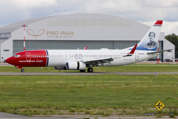 Boeing 737-8JP