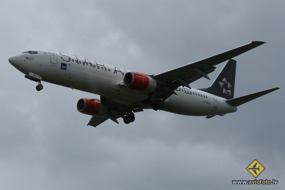 Boeing 737-883