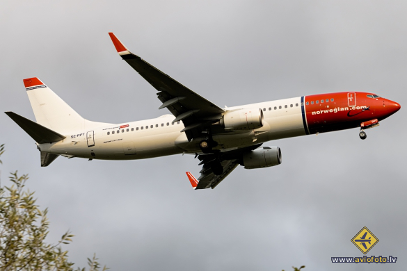 Boeing 737-8JP