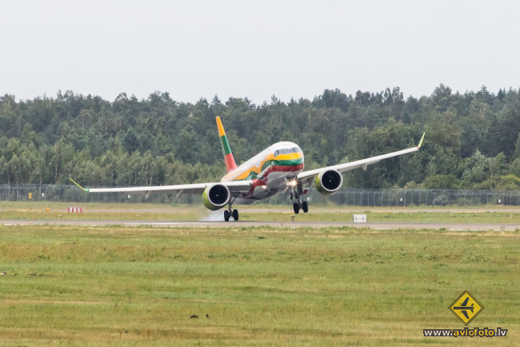 Airbus A220-300