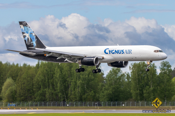 Boeing 757-256(PCF)