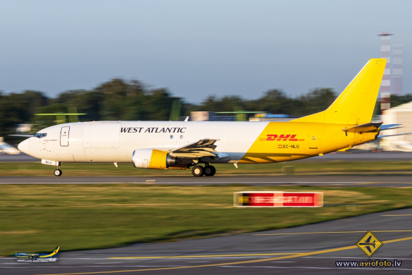 Boeing 737-4Q8(SF)