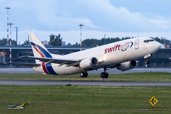 Boeing 737-4Q8F