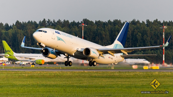 Boeing 737-8AS(BCF)