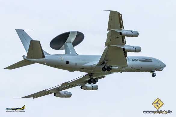 Boeing E-3A Sentry (707-300)