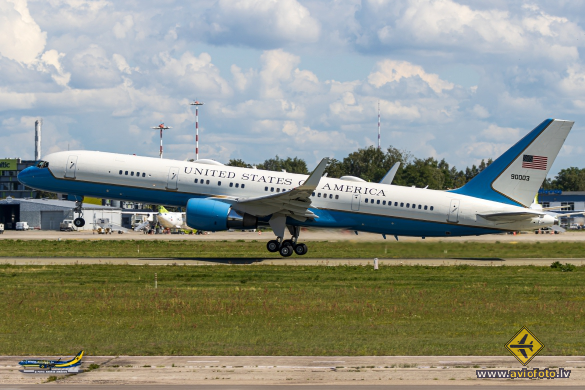 Boeing C-32A (757-2G4)