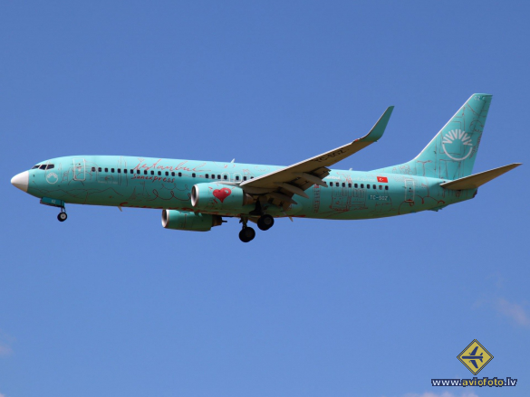 Boeing 737-8HX