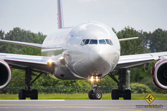 Boeing 777-2U8/ER