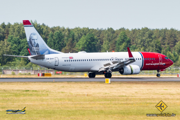 Boeing 737-8JP