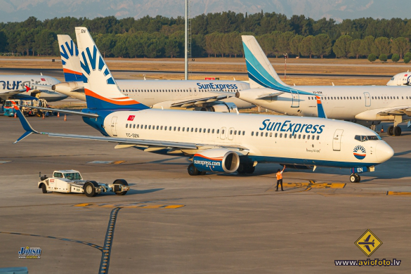 Boeing 737-8HC