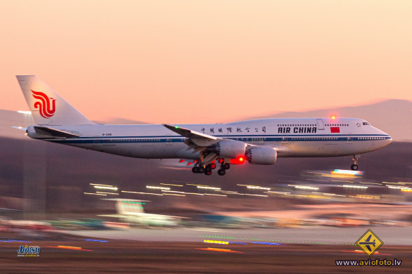 Boeing 747-89L