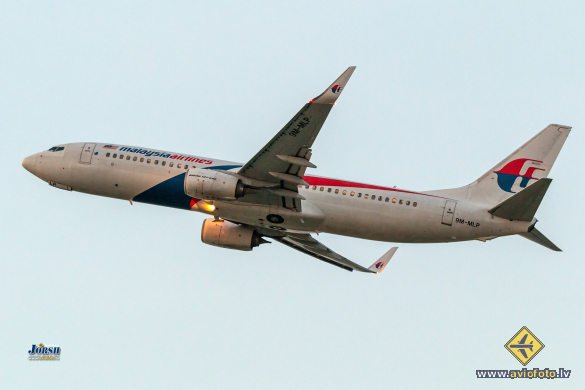 Boeing 737-8H6