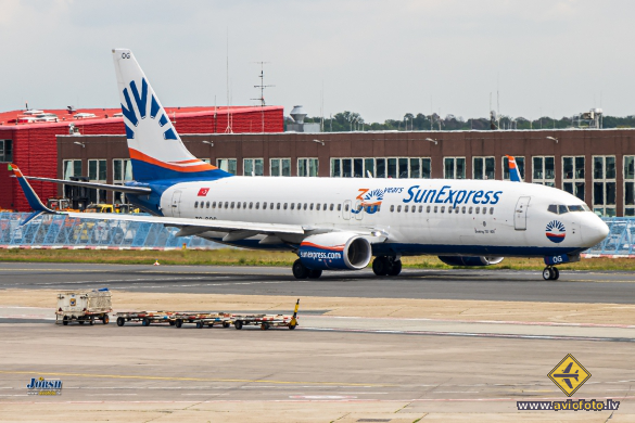 Boeing 737-8HC