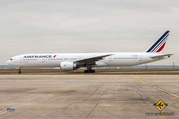 Boeing 777-328/ER