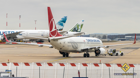 Boeing 737-8F2