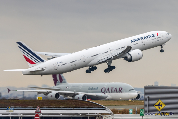 Boeing 777-328/ER