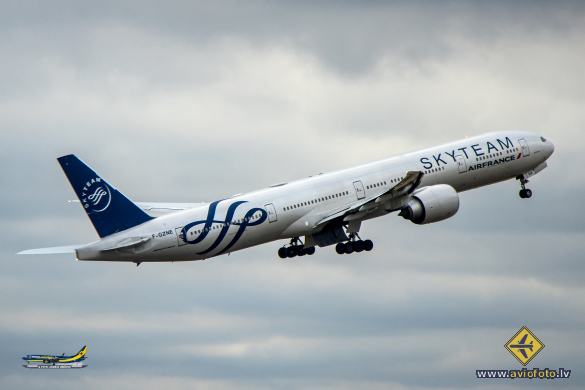 Boeing 777-328/ER