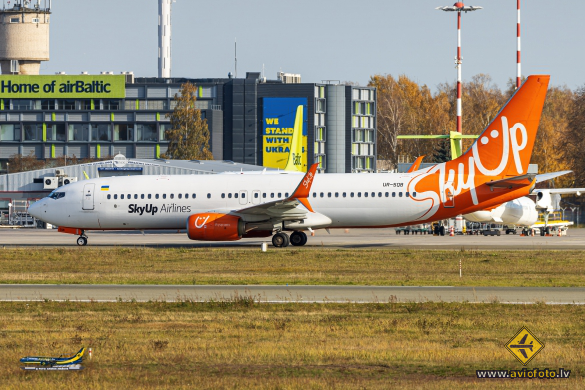 Boeing 737-8H6