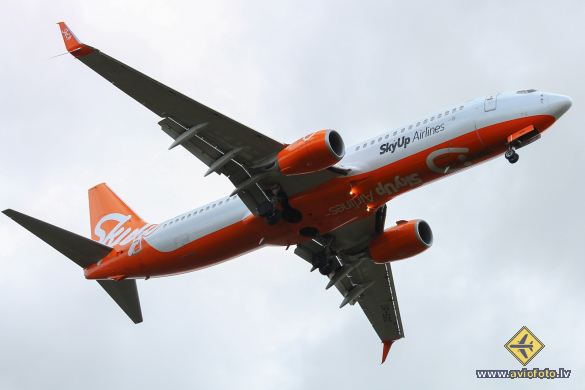 Boeing 737-8H6
