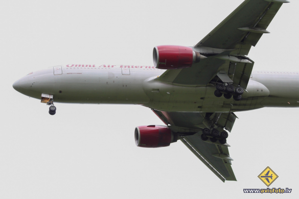 Boeing 777-2U8/ER