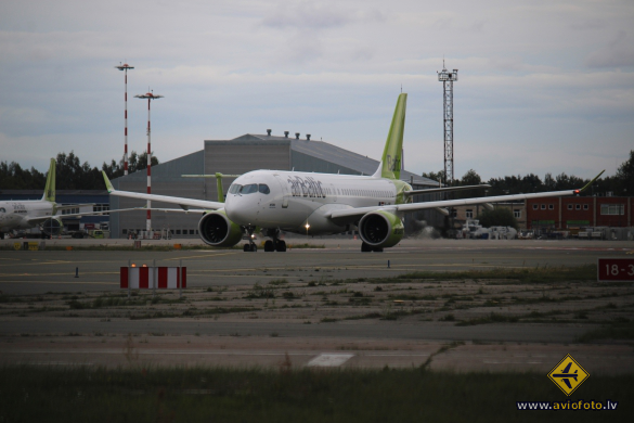 Airbus A220-300
