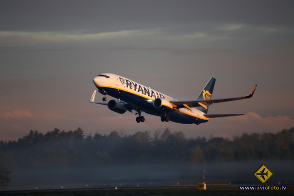 Boeing 737-8AS