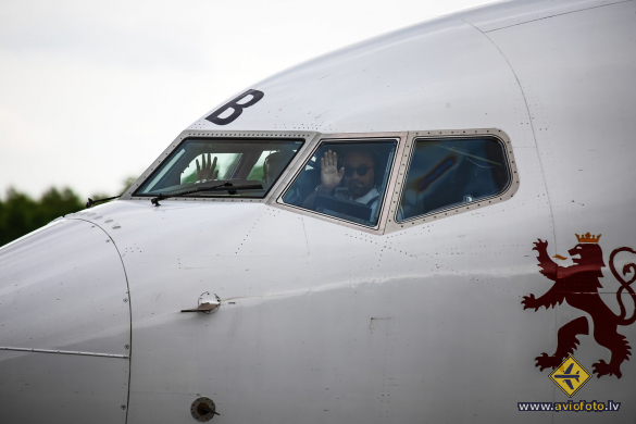 Boeing 737-86J