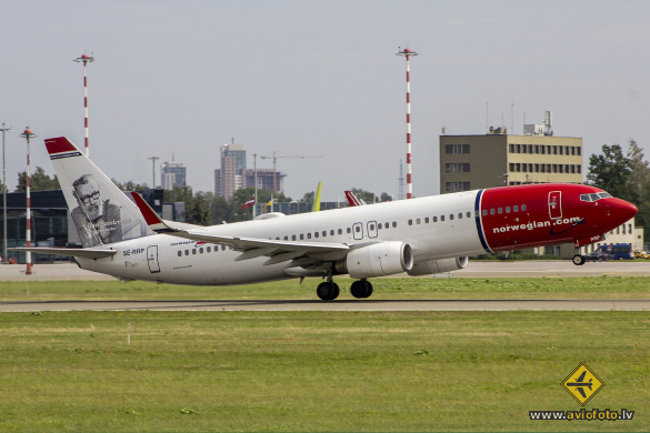 Boeing 737-8JP