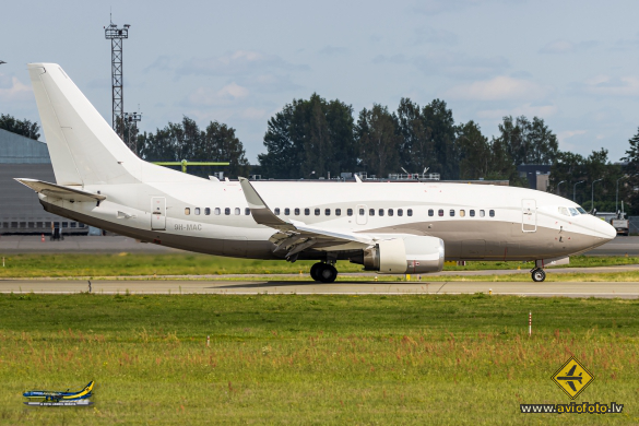 Boeing 737-548