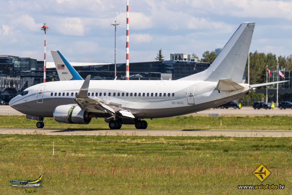 Boeing 737-548