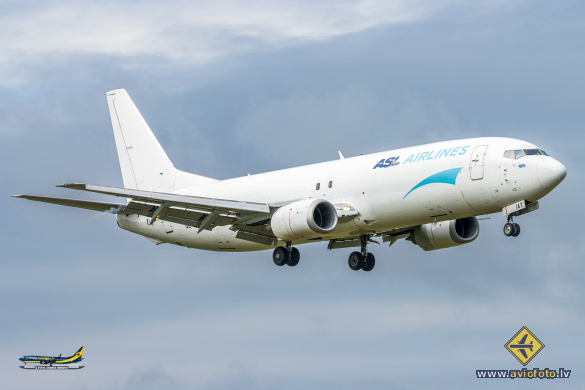 Boeing 737-4Q8(SF)