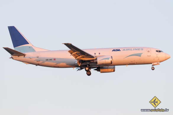 Boeing 737-4M0(SF)