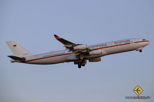Airbus A340-313X