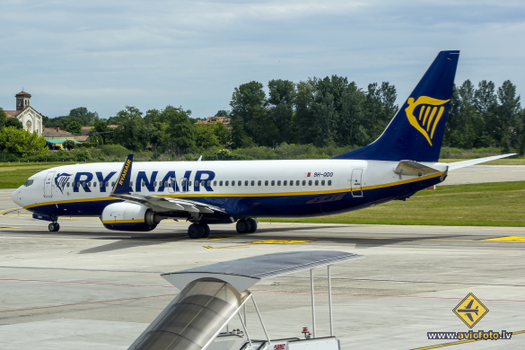 Boeing 737-8AS