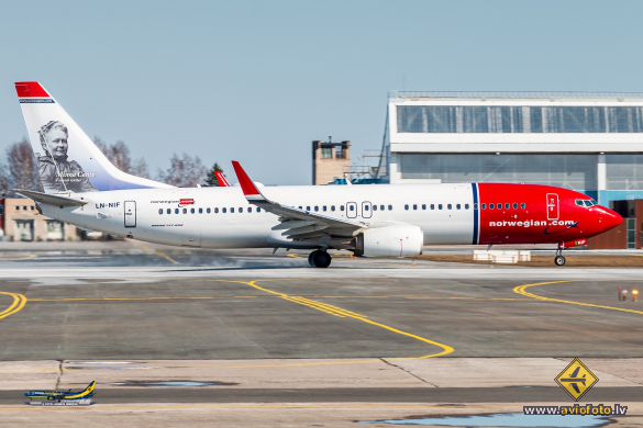 Boeing 737-8JP